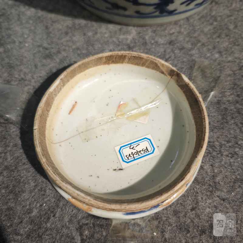 清晚至民国  青花缠枝莲、粉彩人物纹罐三件一组 - 图6
